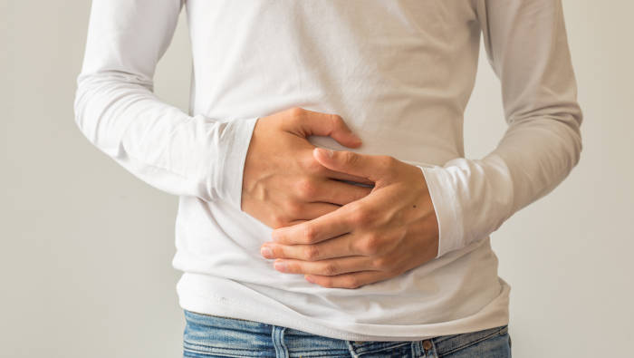 Der Mann hat Hunger, hält sich den Bauch