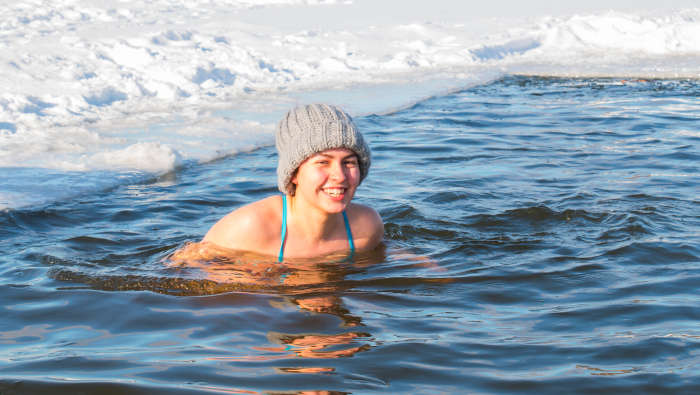 Abnehmen mit kaltem Wasser: Schwimmen hilft, Trinken nicht so sehr
