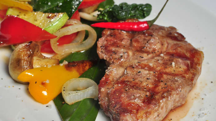 Fleisch und Gemüse - Low-Carb Abendessen