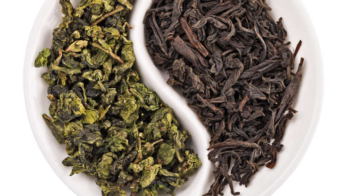 Teeblätter, vom grünen und schwarzem Tee.