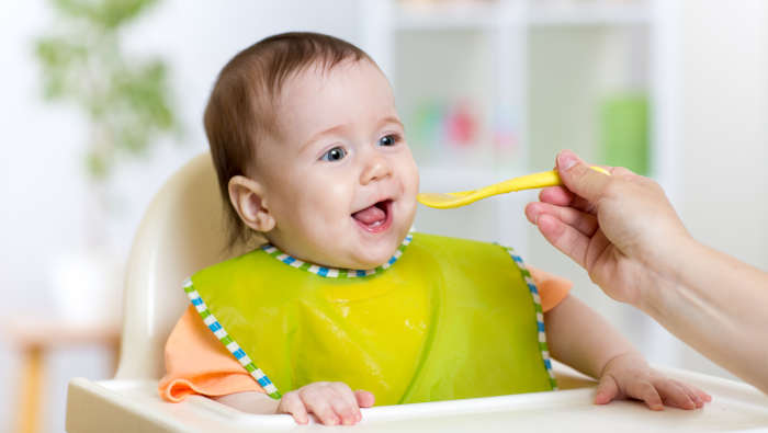 Ein Kleinkind genießt sein Essen - mit Begeisterung