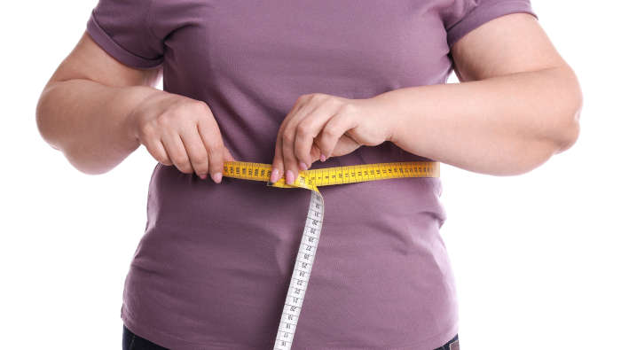 Bauchumfang messen mit Maßband. Unter 80 cm für Frauen, unter 94 cm für Männer sind empfohlen
