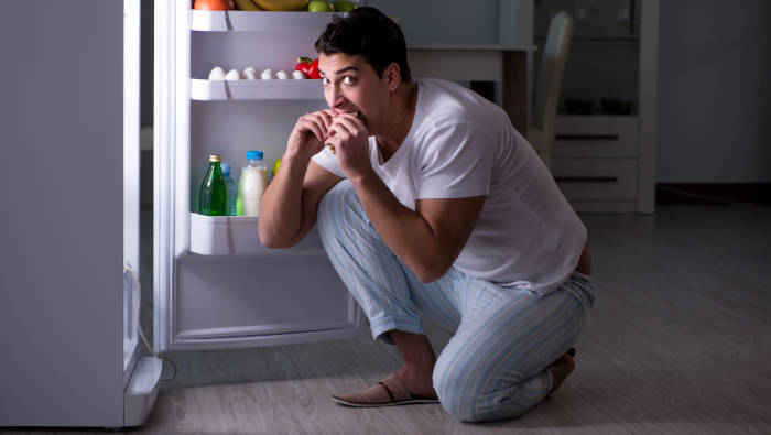 Heißhunger vor dem Kühlschrank - zu schnell abnehmen hat Folgen
