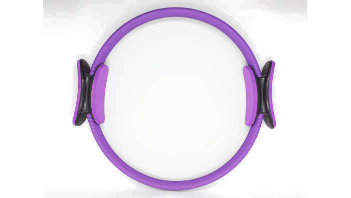 ein violetter Pilates-Ring mit Griffen
