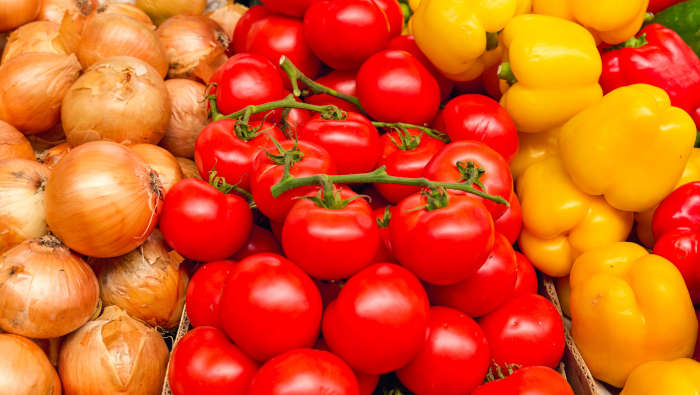 Paprika, Tomaten und Zwiebeln. Zutaten für die 24 Stunden Diät. 