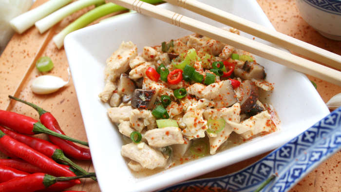 Asiatisches Essen: fettarme Ernährung mit Gemüse, Fleisch und Nudeln
