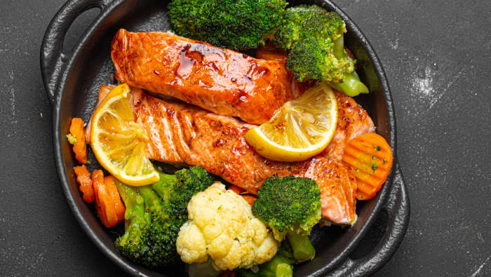 Moderate Low Carb Diät: Fetter Fisch und Gemüse