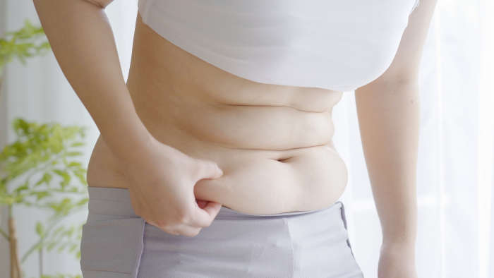 Problemzone Bauch: Fettansammlung bei einer schlanken Frau