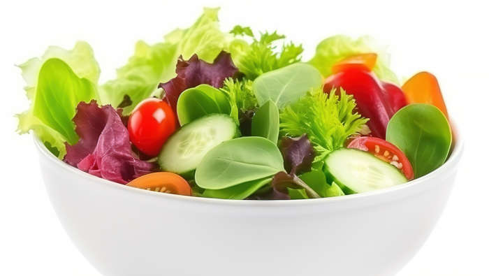 Salat aus Gurken, Tomaten, Spinat, Paprika für die Scarsdale Diät