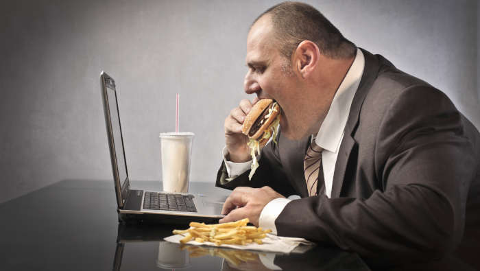 Wer ist schuld am Übergewicht? Stress, Bewegungsmangel, ungesundes Essen am Arbeitsplatz