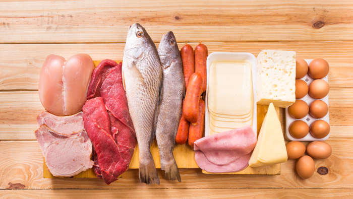 Tierische Lebensmittel enthalten viel Eiweiß: Fleisch, Fisch, Eier, Milchprodukte